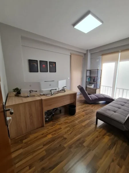 Tirane, jepet me qera zyre Kati 2, 140 m² 1.600 € (21 Dhjetori)