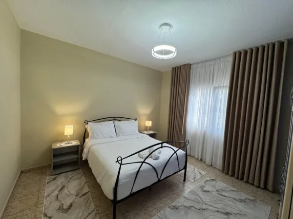 Tirane, jepet me qera apartament 2+1+Ballkon Kati 1, 65 m² 500 € (Rruga Aleksander Konda)