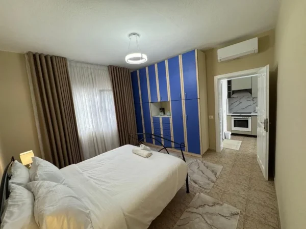 Tirane, jepet me qera apartament 2+1+Ballkon Kati 1, 65 m² 500 € (Rruga Aleksander Konda)