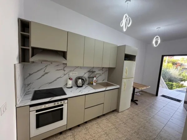 Tirane, jepet me qera apartament 2+1+Ballkon Kati 1, 65 m² 500 € (Rruga Aleksander Konda)