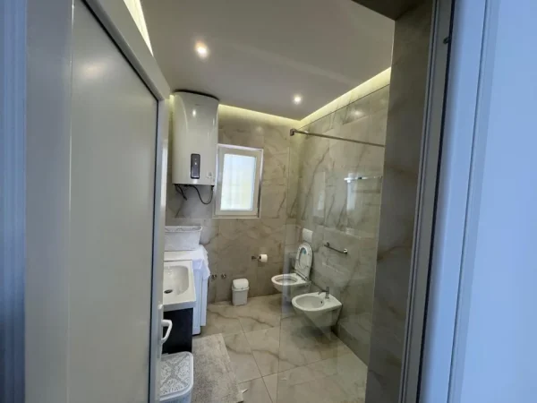 Tirane, jepet me qera apartament 2+1+Ballkon Kati 1, 65 m² 500 € (Rruga Aleksander Konda)