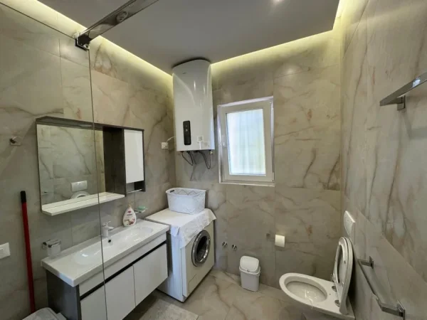 Tirane, jepet me qera apartament 2+1+Ballkon Kati 1, 65 m² 500 € (Rruga Aleksander Konda)