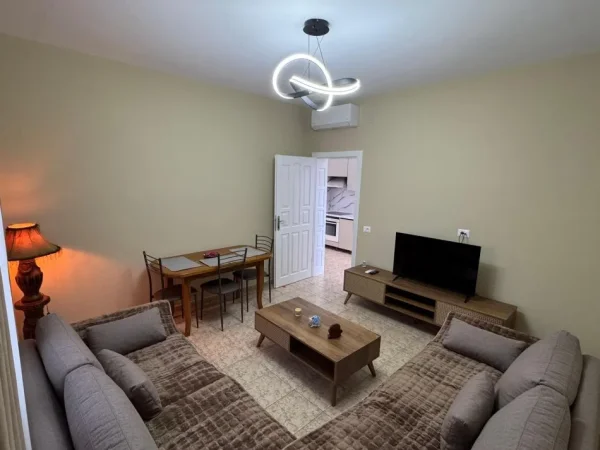 Tirane, jepet me qera apartament 2+1+Ballkon Kati 1, 65 m² 500 € (Rruga Aleksander Konda)