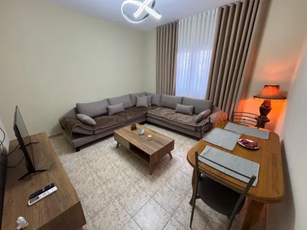 Tirane, jepet me qera apartament 2+1+Ballkon Kati 1, 65 m² 500 € (Rruga Aleksander Konda)