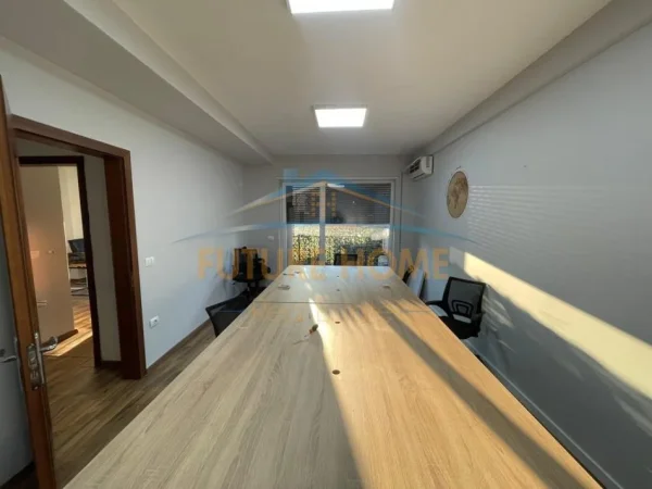 Tirane, jepet me qera ambjent biznesi Kati 2, 150 m² 1.660 € (21 DHJETORI)