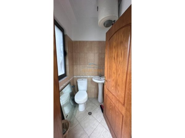 Tirane, jap me qera ambjent biznesi Kati 1, 130 m² 600 € (LAPRAKE)