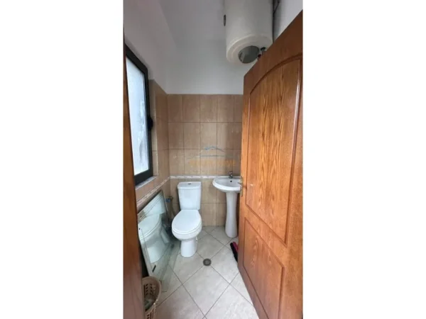 Tirane, jap me qera ambjent biznesi Kati 1, 130 m² 600 € (LAPRAKE)