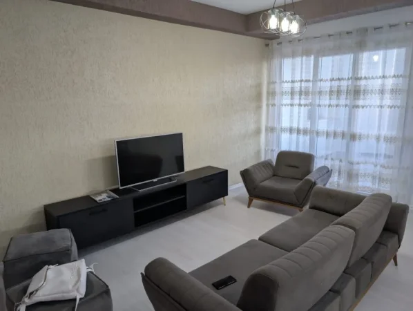 Tirane, jepet me qera apartament 2+1+Ballkon Kati 3, 92 m² 700 € (Ish fusha e Aviacionit)