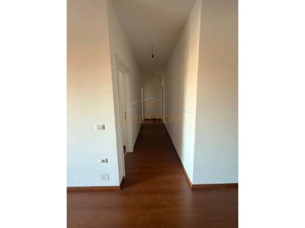 Tirane, jap me qera zyre Kati 2, 132 m² 800 € (NDRE MJEDA)