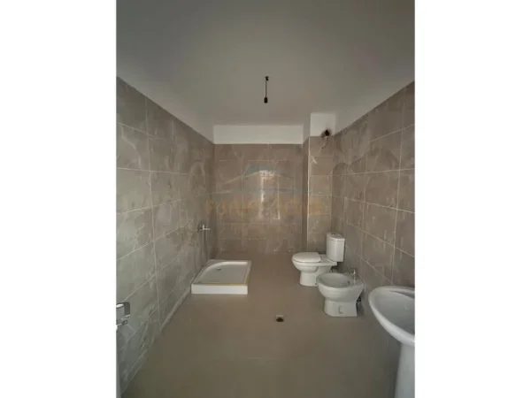 Tirane, jap me qera zyre Kati 2, 132 m² 800 € (NDRE MJEDA)