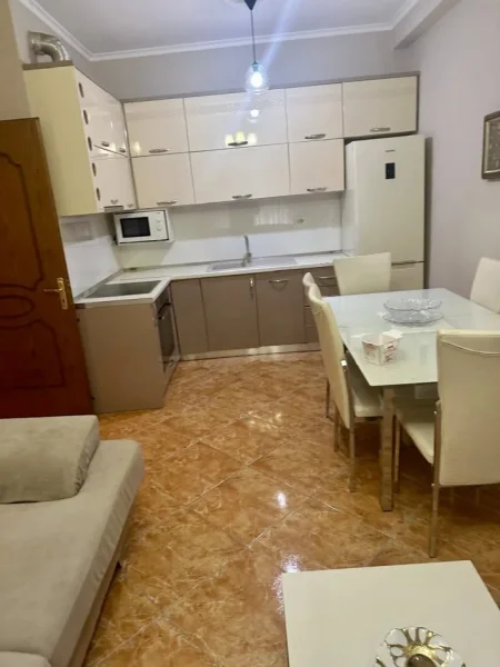 Tirane, jepet me qera apartament 2+1+Ballkon Kati 3, 100 m² 600 € (Panorama)