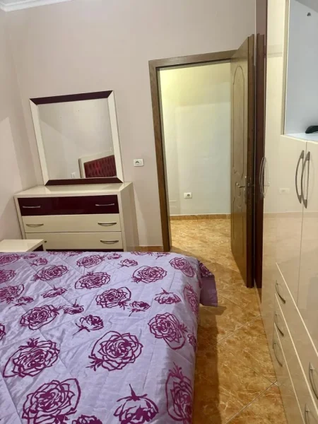 Tirane, jepet me qera apartament 2+1+Ballkon Kati 3, 100 m² 600 € (Panorama)