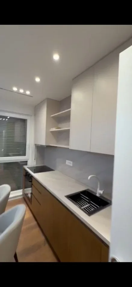 Tirane, jepet me qera apartament 1+1+Ballkon Kati 4, 50 m² 700 € (OXHAKU)