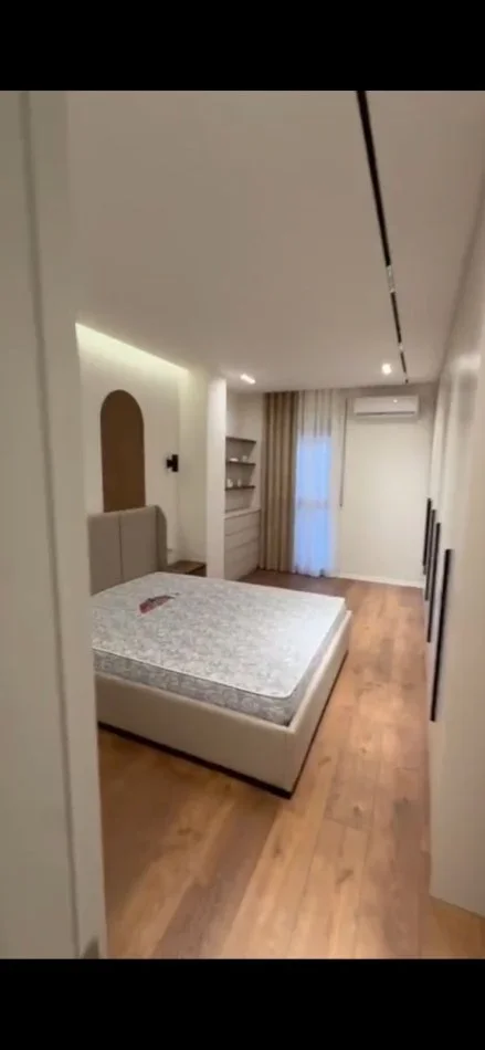 Tirane, jepet me qera apartament 1+1+Ballkon Kati 4, 50 m² 700 € (OXHAKU)