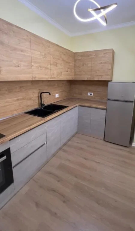 Tirane, jepet me qera apartament 2+1 Kati 4, 95 m² 550 € (Rruga 3 deshmoret)