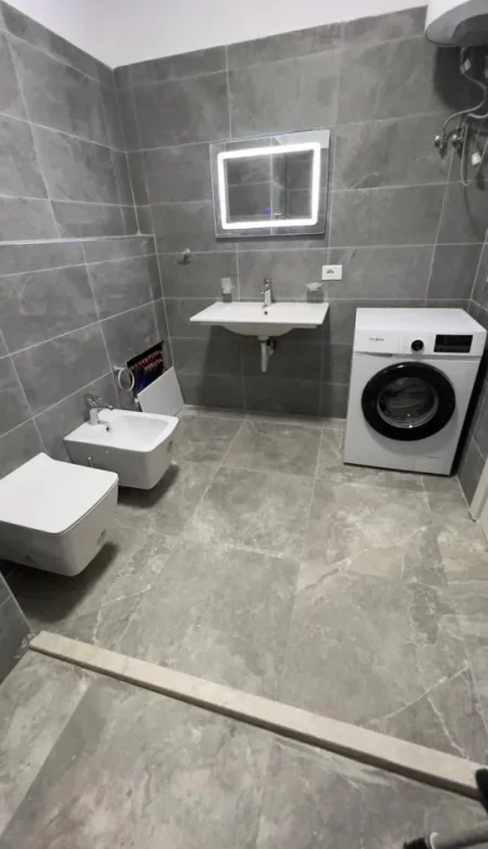 Tirane, jepet me qera apartament 2+1 Kati 4, 95 m² 550 € (Rruga 3 deshmoret)