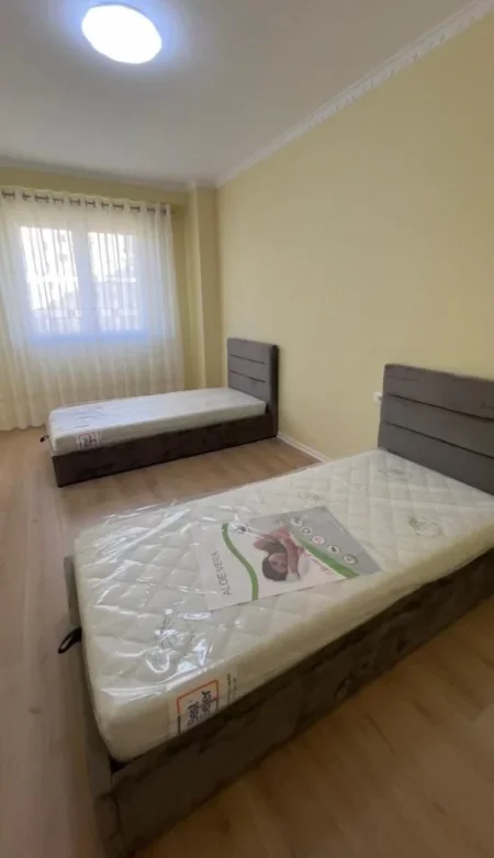 Tirane, jepet me qera apartament 2+1 Kati 4, 95 m² 550 € (Rruga 3 deshmoret)