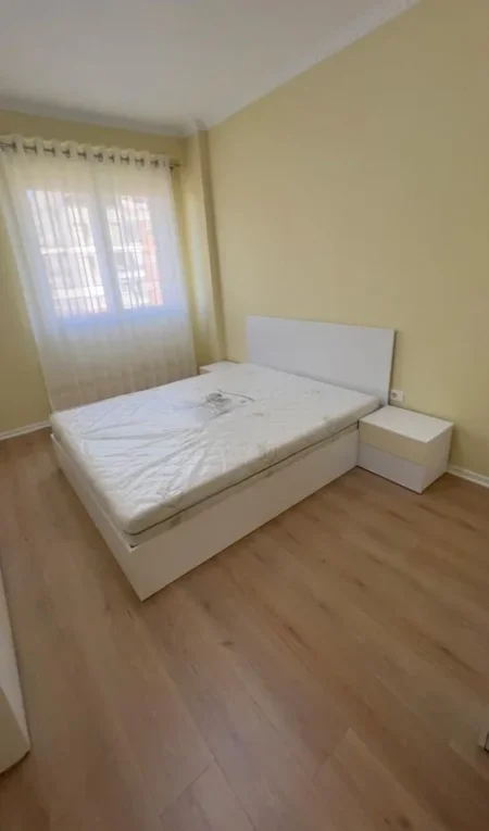 Tirane, jepet me qera apartament 2+1 Kati 4, 95 m² 550 € (Rruga 3 deshmoret)