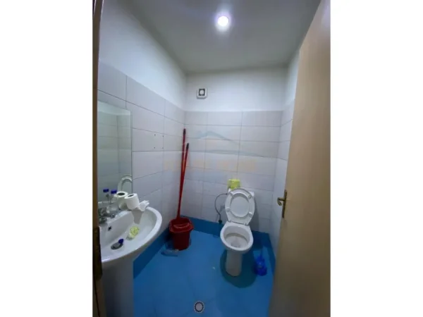 Tirane, jepet me qera ambjent biznesi Kati 0, 64 m² 600 € (Yzberisht, Tiranë.)
