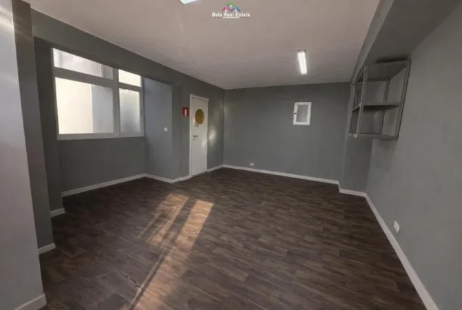 Tirane, jepet me qera zyre Kati 2, 40 m² 800 € (Rruga e Kavajes)