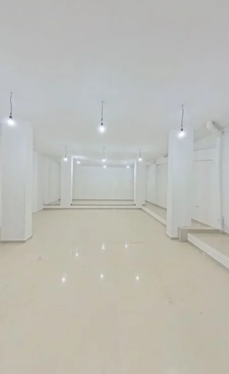 Tirane, jepet me qera dyqan Kati 0, 130 m² 900 € (RRUGA 5 MAJI)