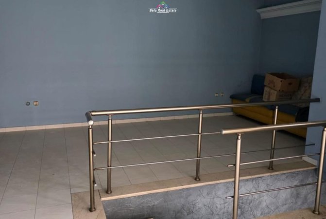 Tirane, jepet me qera lokal Kati 2, 110 m² 1.040 € (Laprake)