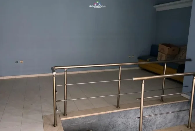 Tirane, jepet me qera lokal Kati 2, 110 m² 1.040 € (Laprake)