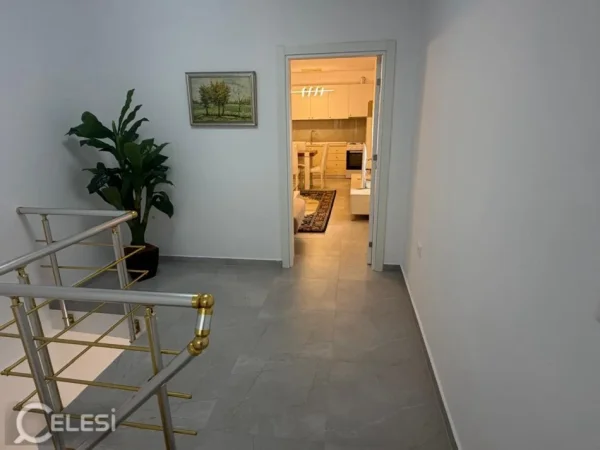 Tirane, jepet me qera apartament duplex 2+1+Aneks+Ballkon Kati 2, 95 m² 700 € (BULEVARDI ZOGU I PARE)