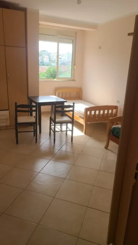 Tirane, jepet me qera garsonier Kati 4, 250 € (Rruga Kristaq capo)