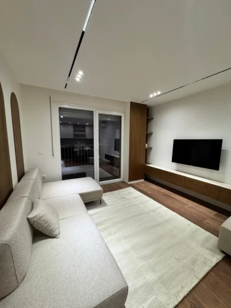 Tirane, jepet me qera apartament 1+1+Ballkon Kati 4, 50 m² 700 € (Prane Karburant Kastratit)