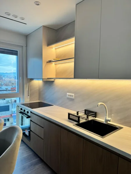 Tirane, jepet me qera apartament 1+1+Ballkon Kati 4, 50 m² 700 € (Prane Karburant Kastratit)