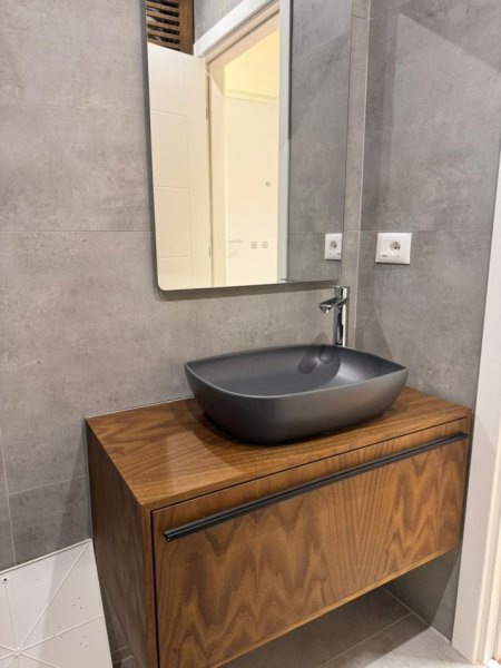 Tirane, jepet me qera apartament 1+1+Ballkon Kati 4, 50 m² 700 € (Prane Karburant Kastratit)