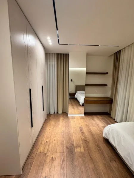 Tirane, jepet me qera apartament 2+1+Ballkon Kati 4, 70 m² 900 € (Prane Karburant Kastratit)