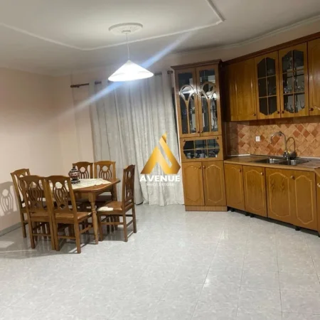 Tirane, jepet me qera apartament 2+1 Kati 5, 650 € 