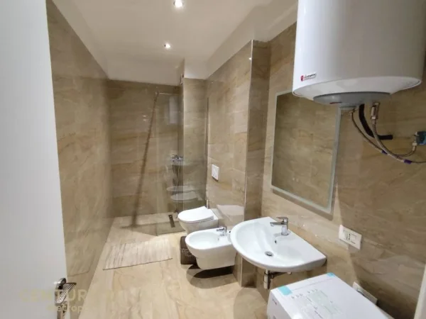 Tirane, jepet me qera apartament duplex 3+1+Aneks+Ballkon , 129 m² (astir)