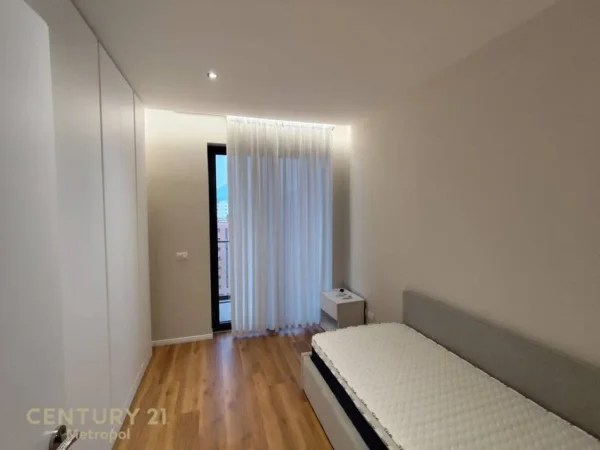 Tirane, jepet me qera apartament duplex 3+1+Aneks+Ballkon , 129 m² (astir)