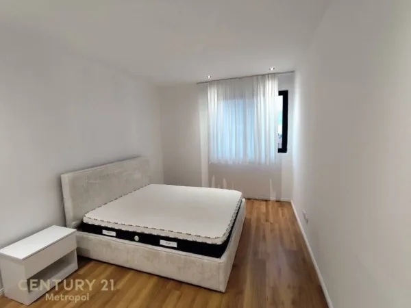 Tirane, jepet me qera apartament duplex 3+1+Aneks+Ballkon , 129 m² (astir)