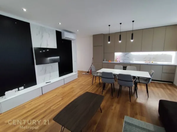 Tirane, jepet me qera apartament duplex 3+1+Aneks+Ballkon , 129 m² (astir)