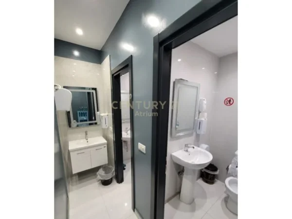 Tirane, shitet ambjent biznesi Kati 0, 158 m² 50.000 € (oxhaku)