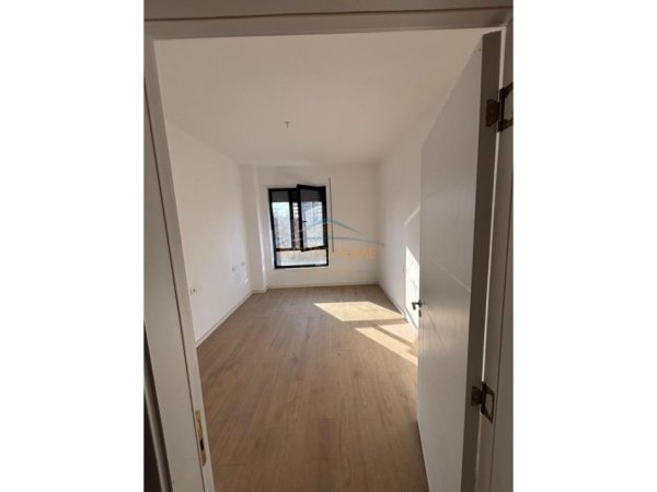 Tirane, jepet me qera zyre Kati 2, 84 m² 900 €
