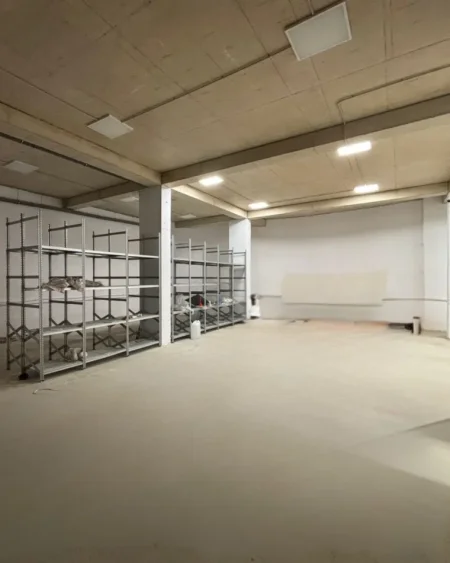 Tirane, jepet me qera magazine , 3.000 m² (Kodra e Diellit 1 Jug)