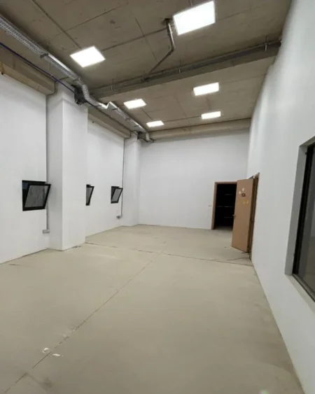 Tirane, jepet me qera magazine , 3.000 m² (Kodra e Diellit 1 Jug)