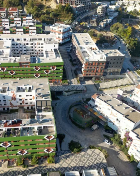 Tirane, jepet me qera ambjent biznesi , 86 m² (Kodra e Diellit 1 Jug)