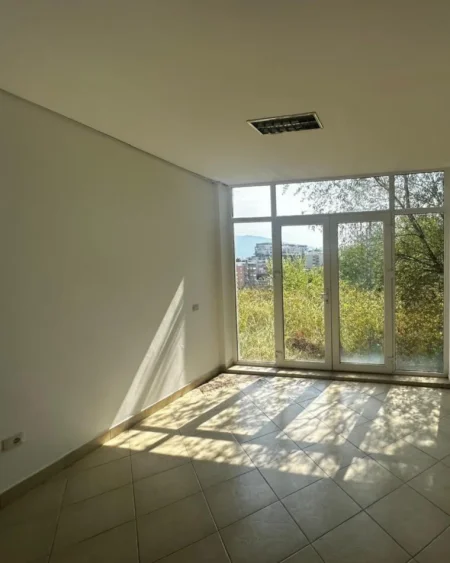 Tirane, jepet me qera ambjent biznesi , 650 m² (Kodra e Diellit 1)