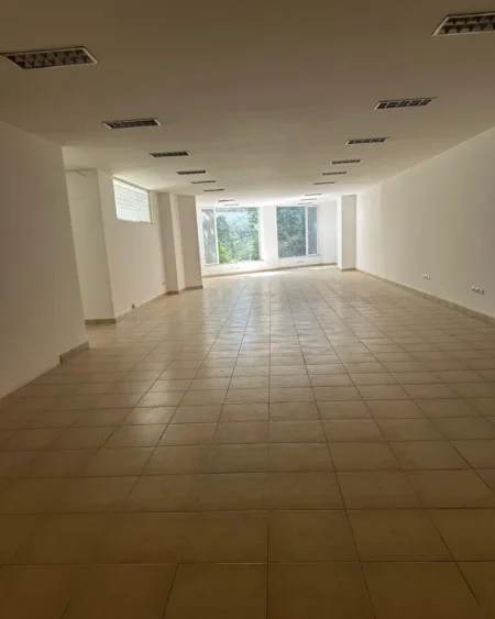 Tirane, jepet me qera ambjent biznesi , 650 m² (Kodra e Diellit 1)