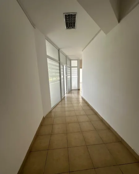 Tirane, jepet me qera ambjent biznesi , 650 m² (Kodra e Diellit 1)