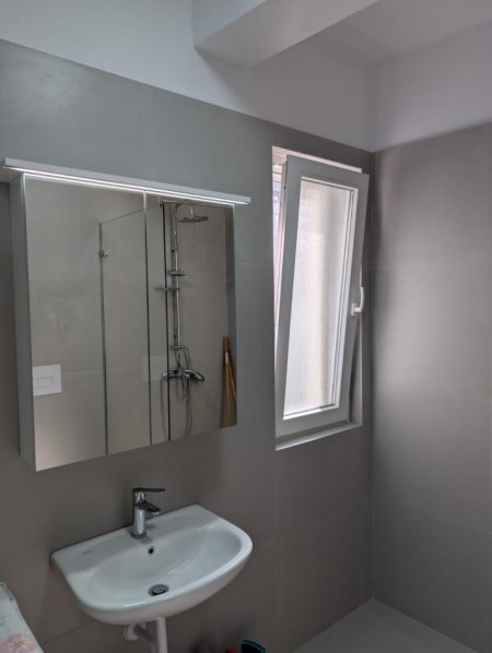 Tirane, jepet me qera apartament 2+1+Ballkon Kati 2, 110 m² 700 € (River Residence)