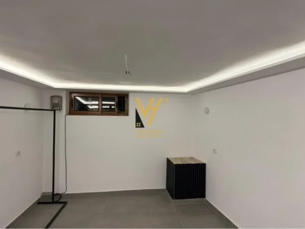 Tirane, jepet me qera dyqan Kati -1, 50 m² 520 € (ISH EKSPOZITA SOT)