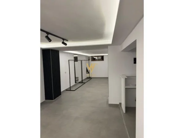 Tirane, jepet me qera dyqan Kati -1, 50 m² 520 € (ISH EKSPOZITA SOT)