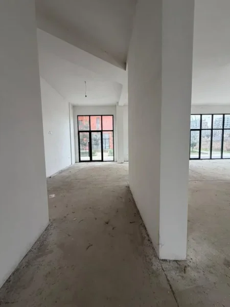 Tirane, jepet me qera ambjent biznesi Kati 0, 300 m² 4.000 € (Green City)